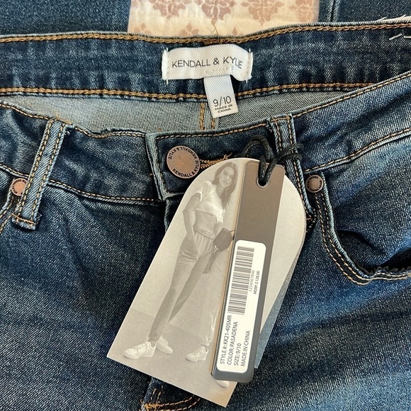 NWT Kendall & Kylie Kurvy Mid-rise Baby Boot Jean Size 9/10 Color Pasadena - Picture 7 of 14